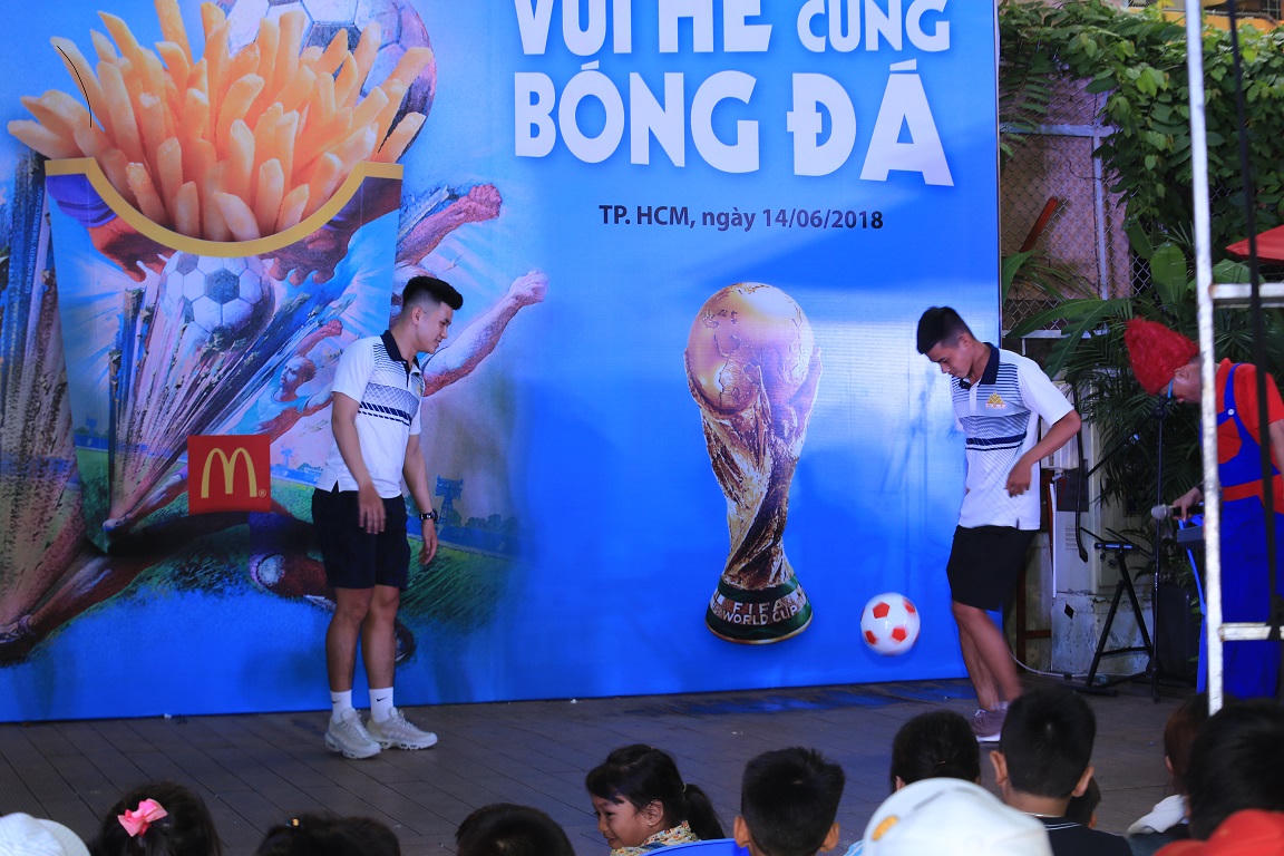 Cùng 150 em thiếu nhi có hoàn cảnh khó khăn hòa chung không khí World Cup 2018