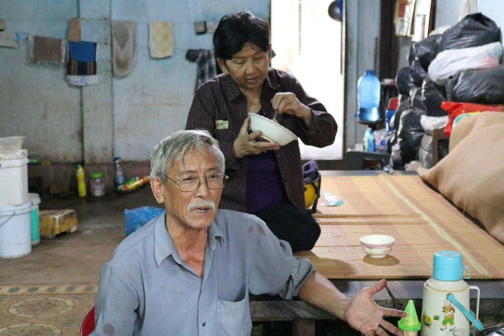 Người phụ nữ lam lũ ngày ngày ra QL 1 ôm bảng kêu oan