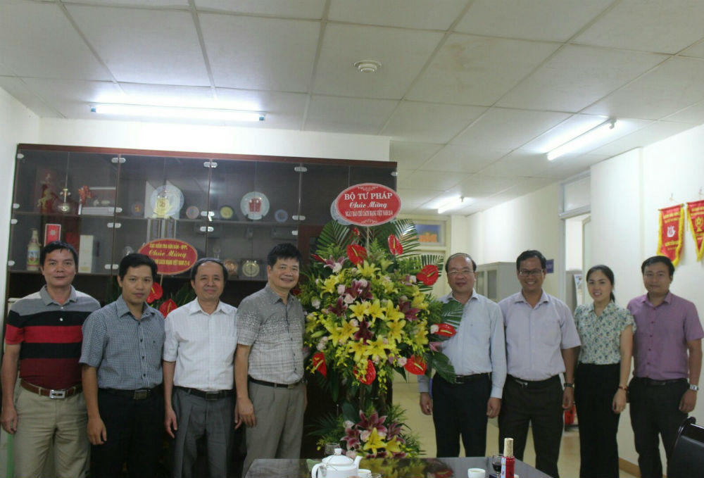 Lãnh đạo Bộ Tư pháp chúc mừng Báo Pháp luật Việt Nam