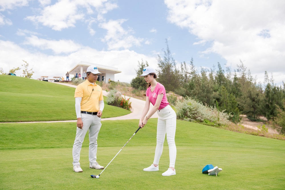 Thí sinh HHVN 2018 khoe dáng với bikini giữa biển trời Quy Nhơn