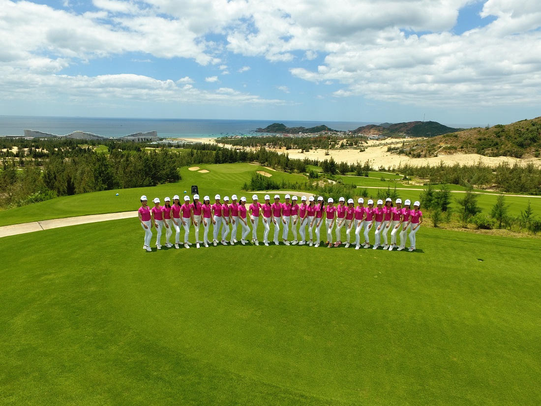 Thí sinh HHVN 2018 khoe dáng với bikini giữa biển trời Quy Nhơn