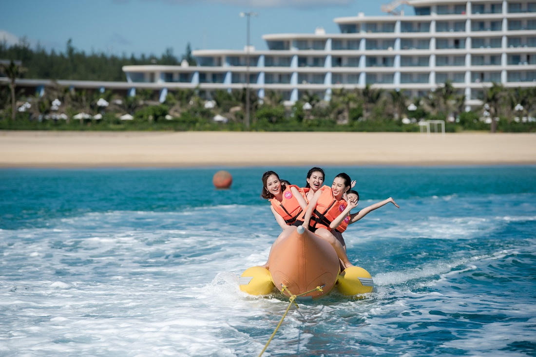 Thí sinh HHVN 2018 khoe dáng với bikini giữa biển trời Quy Nhơn