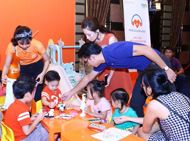 Bảo hiểm FWD kết nối bố và con trong bụng mẹ