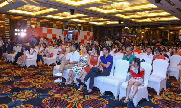 Bảo hiểm FWD kết nối bố và con trong bụng mẹ