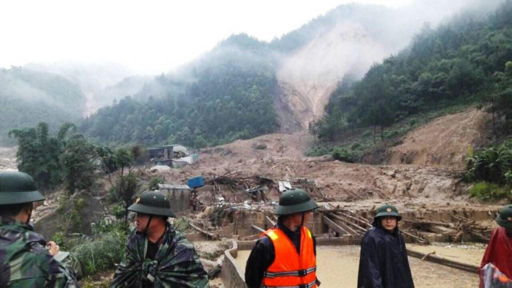 Lực lượng vũ trang Quân khu 2 khắc phục hậu quả mưa lũ