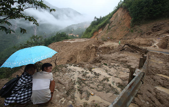 Vừa trách thiên tai, vừa giận nhân tai