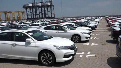 Xe nhập khẩu về Việt Nam tại một cảng ở TP HCM. Ảnh: Vũ Đoan.