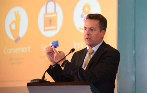 ÔngSean Preston cầm trên tay chiếc thẻ ngân hàng có công nghệ thanh toán không tiếp xúc.