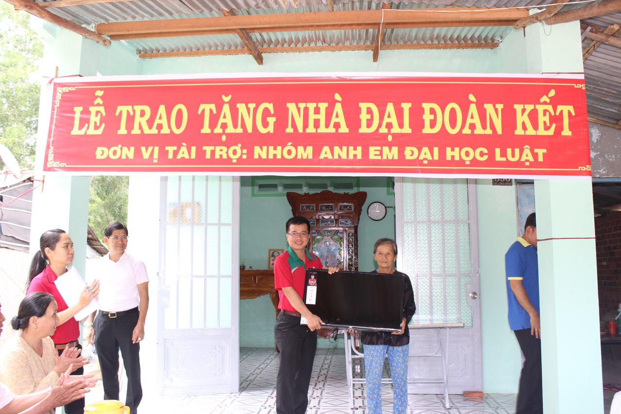 Phuc Khang Corp trao nhà “đại đoàn kết” và tặng quà cho nhiều gia đình khó khăn