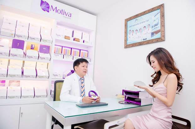 Nữ việt Kiều suýt hỏng ngực sau 3 năm tiêm silicon