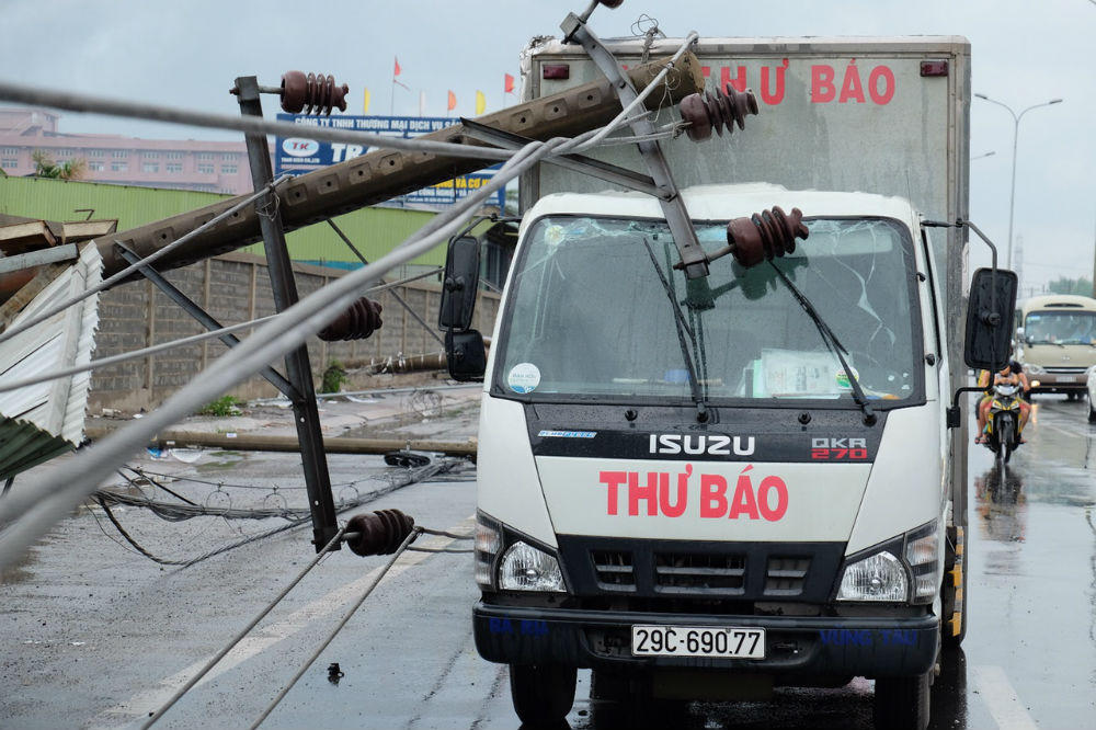 Gió lớn, nhiều cột điện đổ trên QL51