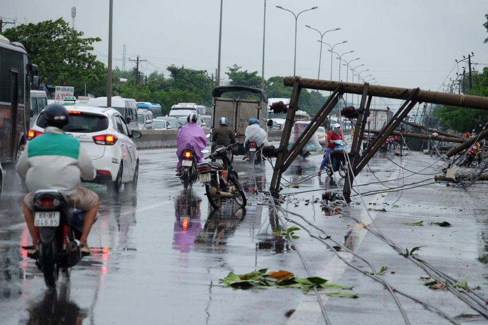 Gió lớn, nhiều cột điện đổ trên QL51