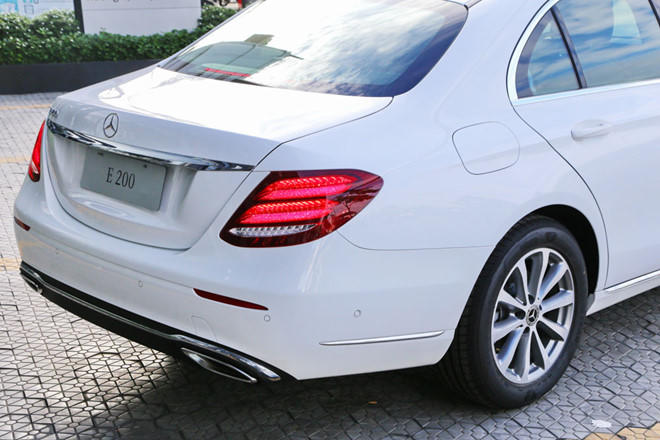 Mercedes-Benz E200 ban nang cap ve dai ly, gia khong doi hinh anh 2