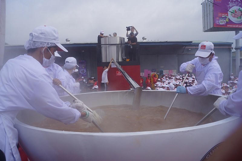 Xác lập kỷ lục Guinness “Tô phở bò ăn liền lớn nhất thế giới”