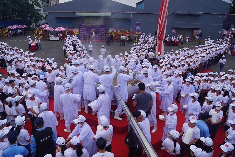 Xác lập kỷ lục Guinness “Tô phở bò ăn liền lớn nhất thế giới”