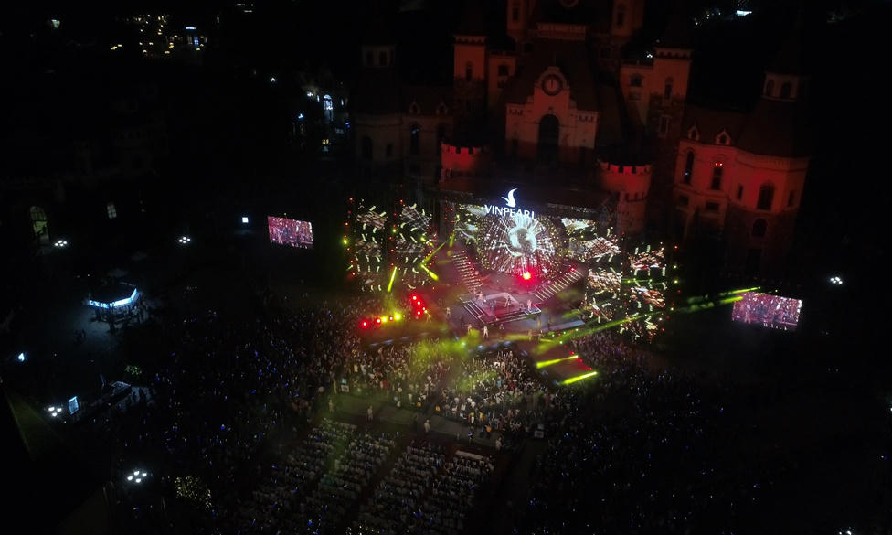 Show Boney M "Lửa trại hè" tại Vinpearl Nha Trang: Âm nhạc quyết rũ mọi thế hệ