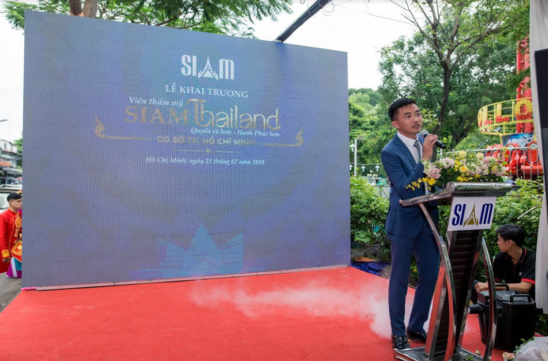 Phi Nhung hát liền 5 bài Bolero làm chật cứng đường Trường Sơn trong lễ khai trương VTM Siam Thailand