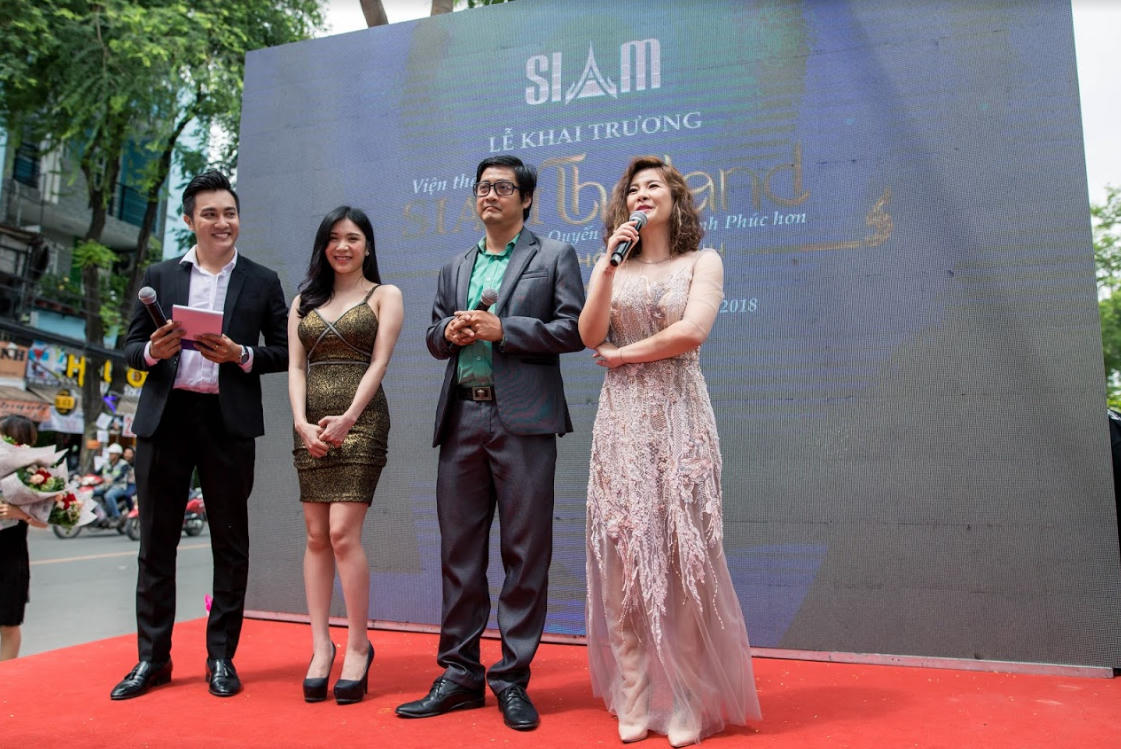 Phi Nhung hát liền 5 bài Bolero làm chật cứng đường Trường Sơn trong lễ khai trương VTM Siam Thailand