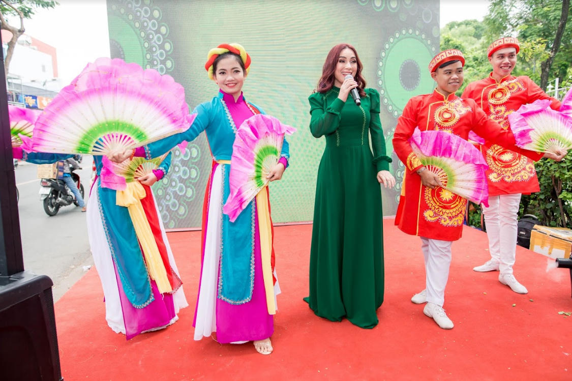 Phi Nhung hát liền 5 bài Bolero làm chật cứng đường Trường Sơn trong lễ khai trương VTM Siam Thailand