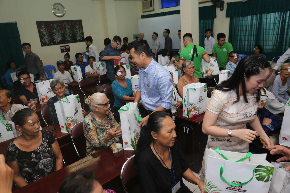 Việt Hưng Phát góp phần đem lại ánh sáng cho 400 bệnh nhân nghèo