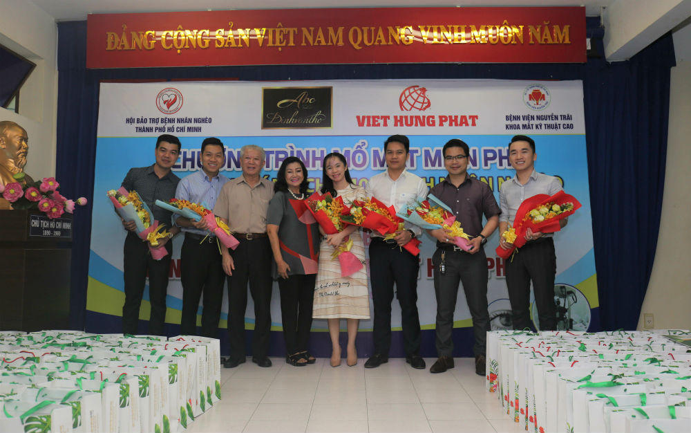 Việt Hưng Phát góp phần đem lại ánh sáng cho 400 bệnh nhân nghèo