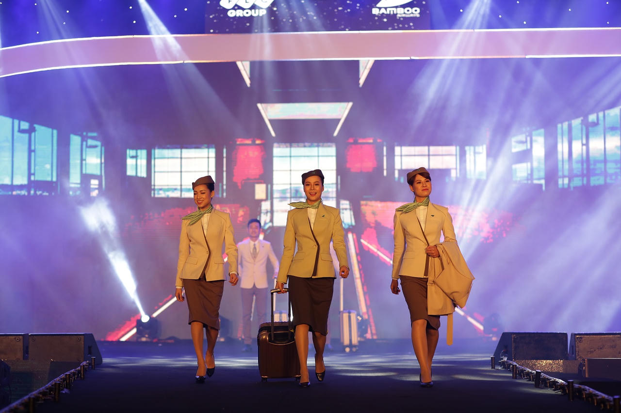 Cộng đồng mạng “dậy sóng” với đồng phục tiếp viên hàng không Bamboo Airways