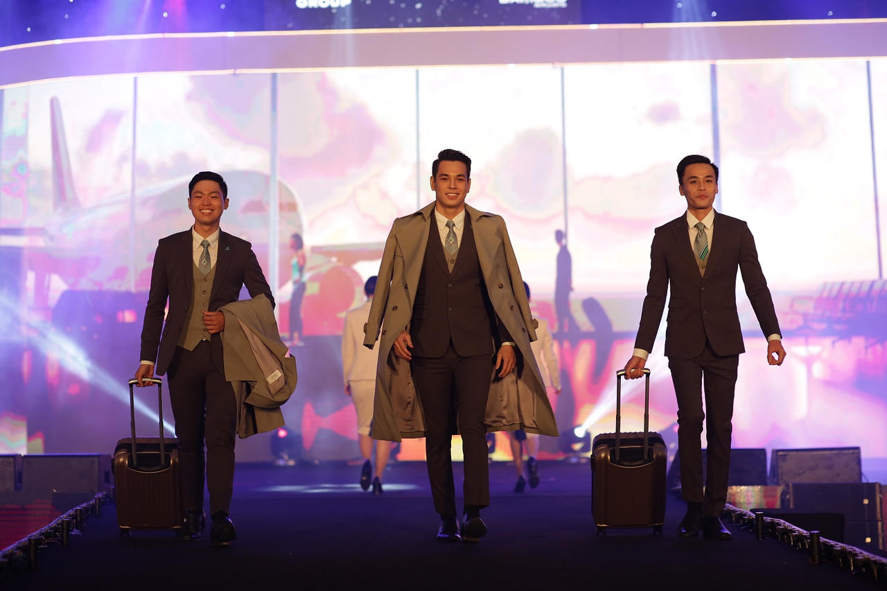 Cộng đồng mạng “dậy sóng” với đồng phục tiếp viên hàng không Bamboo Airways