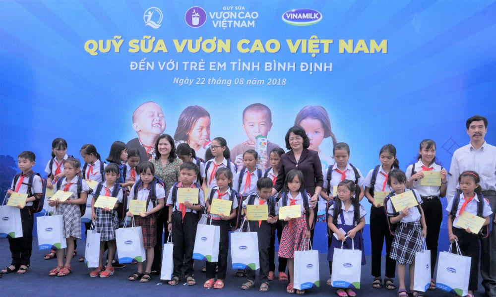 Quỹ Sữa Vươn Cao Việt Nam và Vinamilk tiếp tục trao 64.000 ly sữa cho trẻ em tỉnh Bình Định