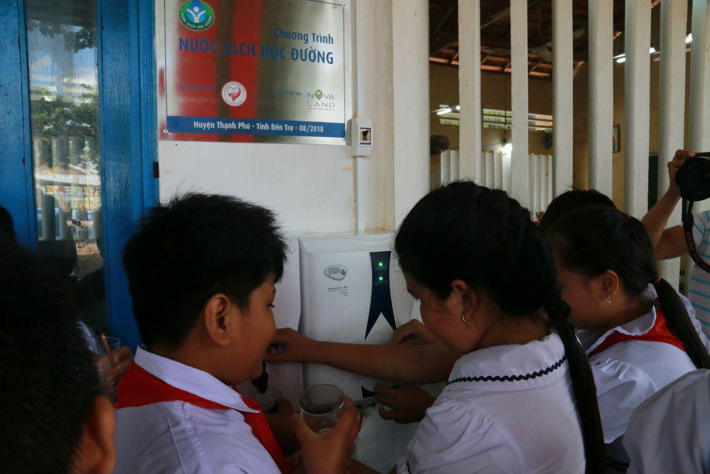 Thêm hàng chục ngàn học sinh, giáo viên tại Bến Tre có nước uống sạch đạt chuẩn