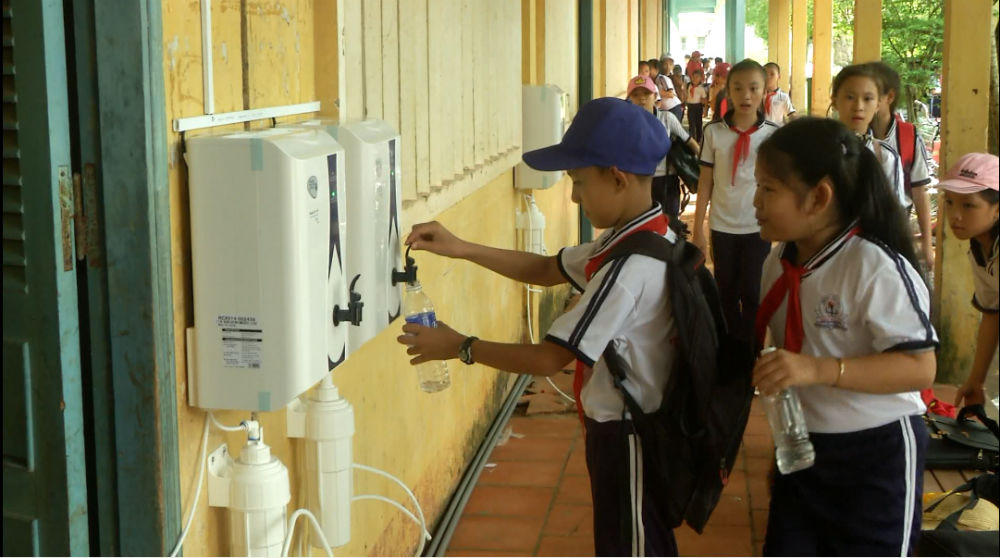Thêm hàng chục ngàn học sinh, giáo viên tại Bến Tre có nước uống sạch đạt chuẩn