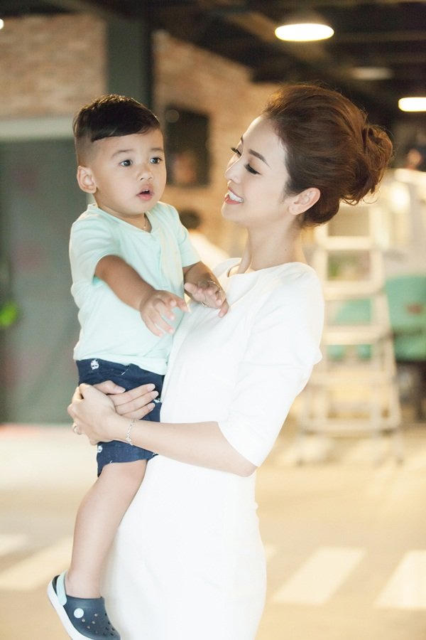 Jennifer Phạm khoe con trai út giống hệt chồng doanh nhân