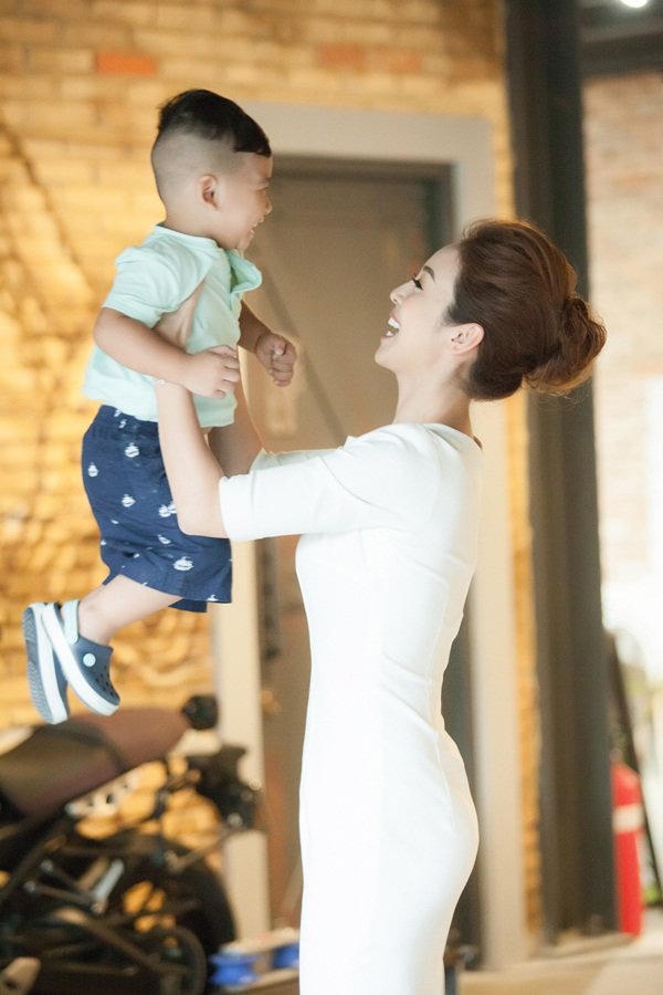 Jennifer Phạm khoe con trai út giống hệt chồng doanh nhân