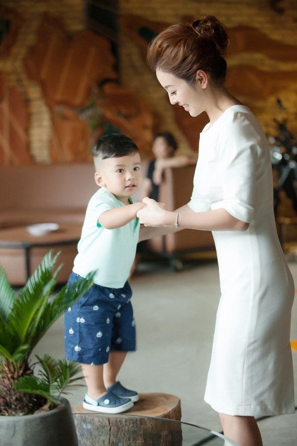 Jennifer Phạm khoe con trai út giống hệt chồng doanh nhân