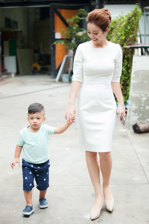 Jennifer Phạm khoe con trai út giống hệt chồng doanh nhân