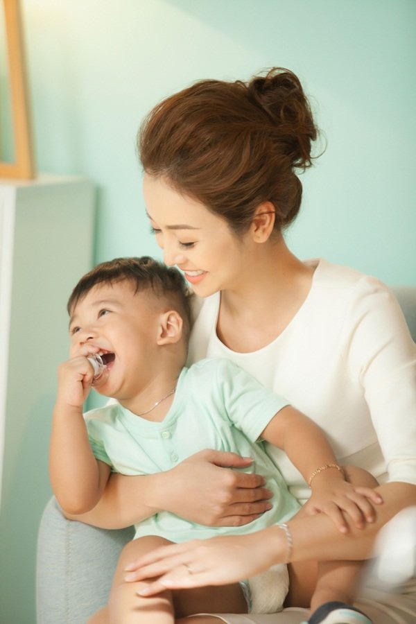 Jennifer Phạm khoe con trai út giống hệt chồng doanh nhân