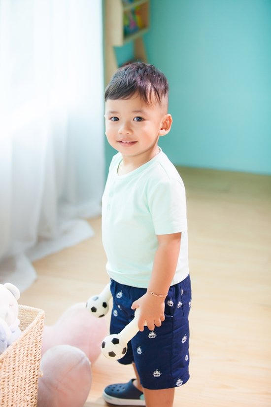 Jennifer Phạm khoe con trai út giống hệt chồng doanh nhân