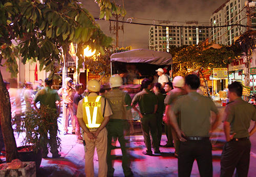 Gần 80- ngưởi bị đưa về trụ sở để kiểm tra. Ảnh: C.A