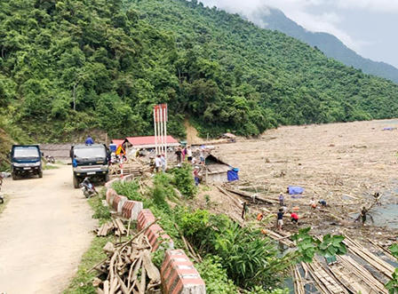 Lòng hồ thủy điện Bản Vẽ đang được dọn rác tích cực
