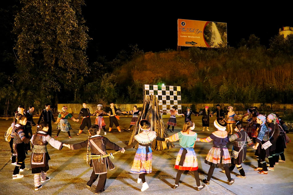 Tới Sun World Fansipan Legend, giá vé cáp treo chỉ còn một nửa