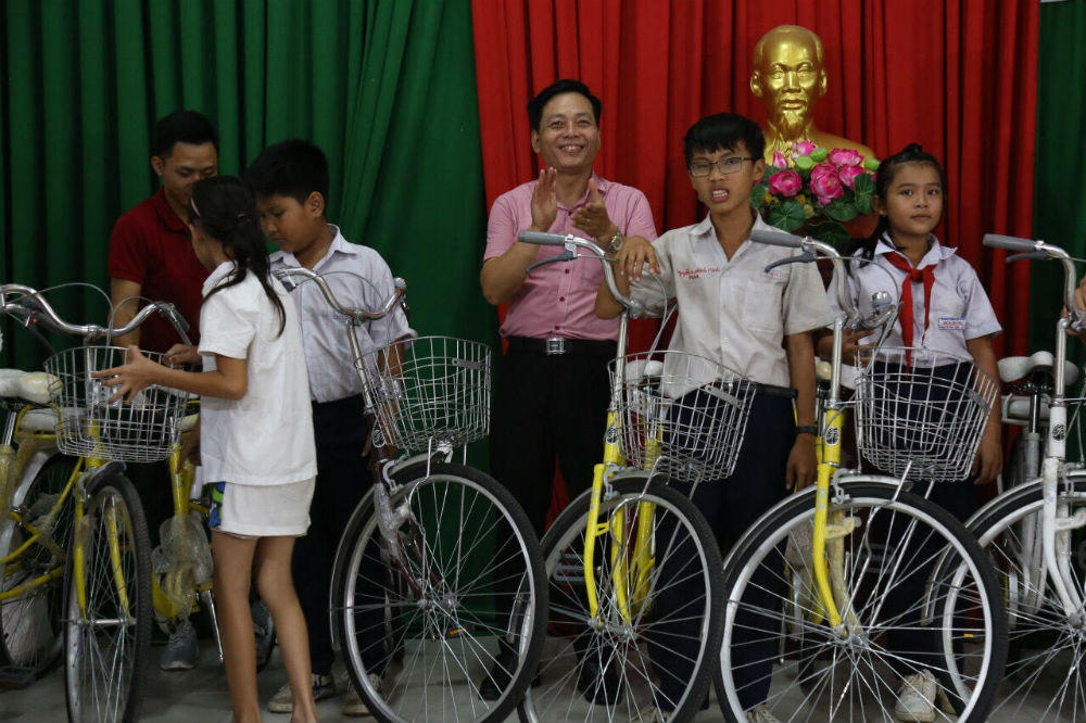 Báo Pháp luật Việt Nam tặng quà trung thu cho thiếu nhi tại Đồng Nai