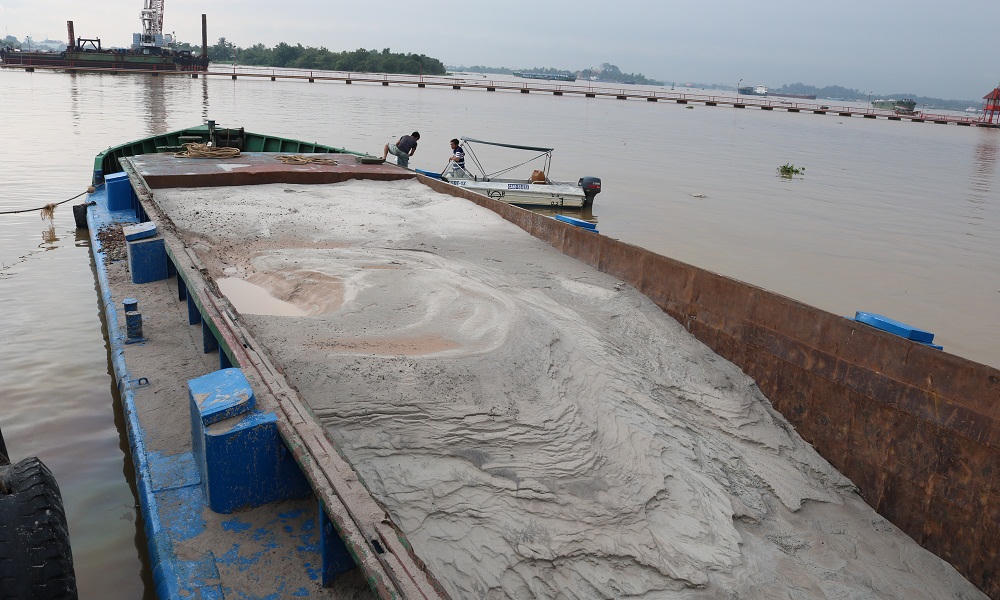 Bắt quả tang 3 tàu "khủng" khai thác cát trái phép trên sông Đồng Nai