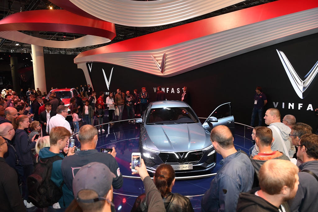 Khách quốc tế đổ xô đến gian hàng VinFast ngày cuối tuần