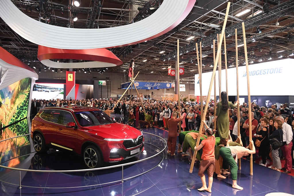 Khách quốc tế đổ xô đến gian hàng VinFast ngày cuối tuần