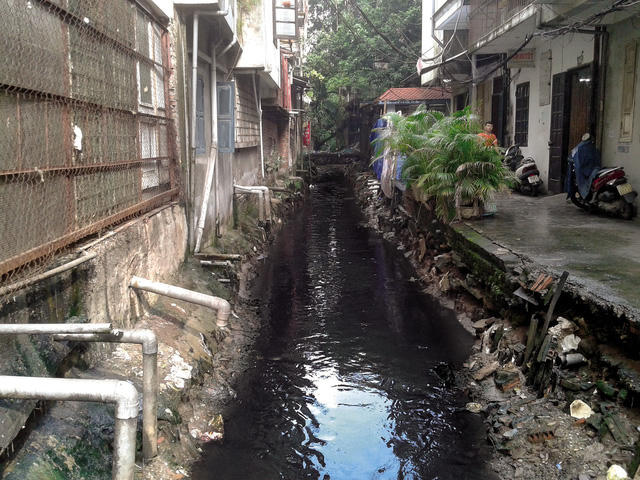  Người dân sinh hoạt ngay cạnh con mương bốc mùi hôi thối. 