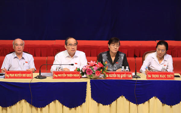 Tổ đại biểu Quốc hội do ông Nguyễn Thiện Nhân dẫn đầu, làm việc với cử tri quận 2. Ảnh: Hữu Khoa.