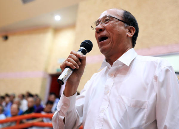 Ông Cao Thanh Ca: Mỗi lần lãnh đạo thành phố xin lỗi là xát muối thêm vào vết thương của chúng tôi. Ảnh: Hữu Khoa.