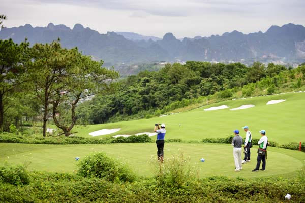 Cận cảnh khu nghỉ dưỡng - sân golf trên núi ngắm trọn vịnh Hạ Long