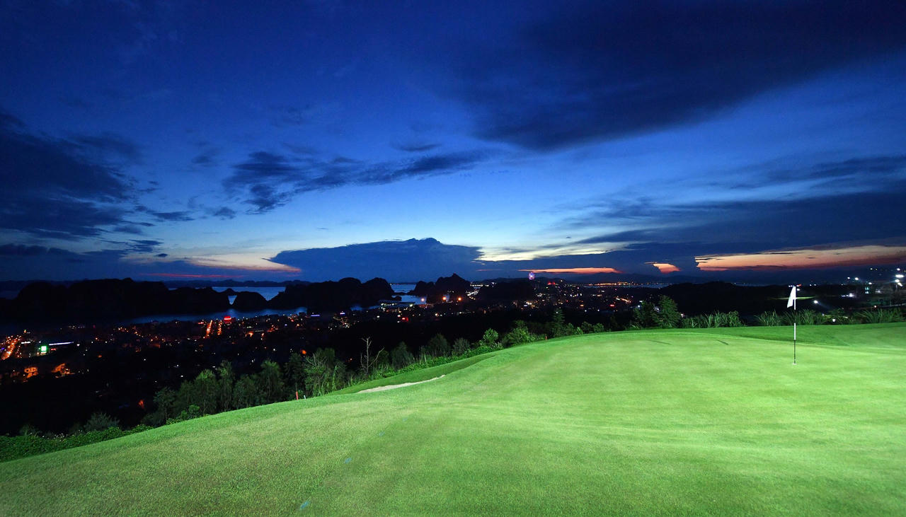 Cận cảnh khu nghỉ dưỡng - sân golf trên núi ngắm trọn vịnh Hạ Long