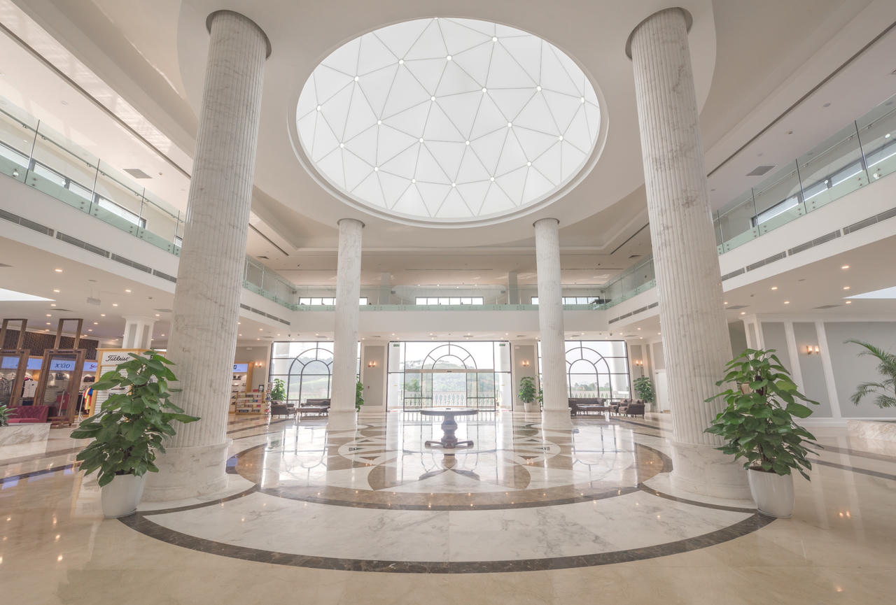 Cận cảnh khu nghỉ dưỡng - sân golf trên núi ngắm trọn vịnh Hạ Long