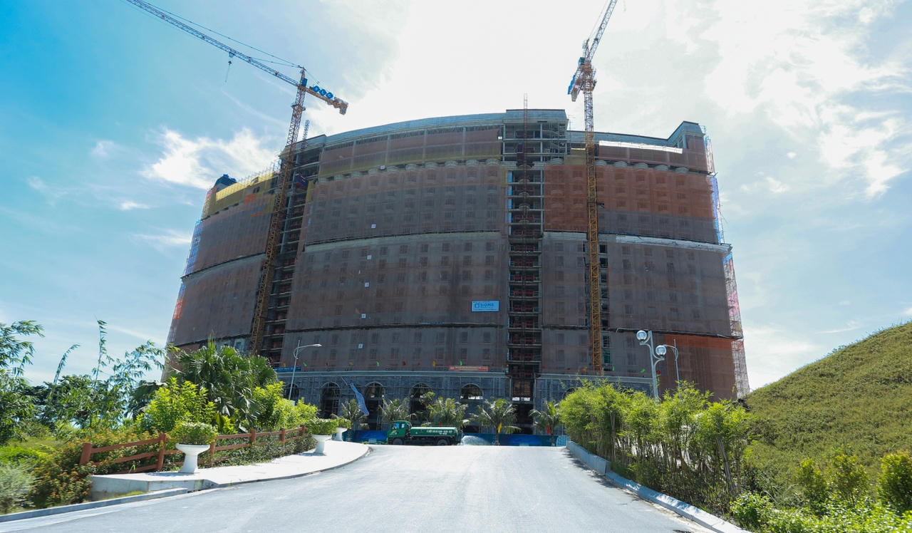 Cận cảnh khu nghỉ dưỡng - sân golf trên núi ngắm trọn vịnh Hạ Long